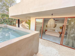 amazing suite looking at the pool with jacuzzi excellent location